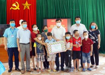 Chủ tịch UBND tỉnh Nguyễn Long Hải thăm và tặng quà cho trẻ em nhân dịp tết thiếu nhi 1/6.