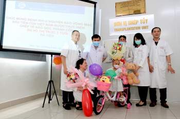 Lần đầu tiên Việt Nam được chữa khỏi u nguyên bào võng mạc nhờ ghép tế bào gốc tự thân cho bệnh nhân 3 tuổi - Ảnh 2.