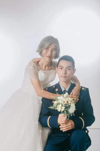 Sự thật phía sau bộ ảnh cưới của chàng lính cứu hoả 24 tuổi và cụ bà 85 tuổi - Ảnh 1.