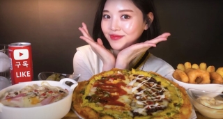 Bị bắt quả tang nhè đồ ăn ra ngay trong clip mukbang của mình, YouTuber người Hàn càng bị lên án dữ dội - Ảnh 3.