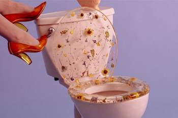 Chiếc toilet được sử dụng nắp bồn cầu nở hoa có tên gọi Resin Toilet Seat.