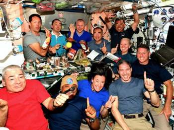 Bữa ăn đông đúc của 11 phi hành gia trên trạm vũ trụ quốc tế ISS
