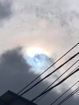 Hiếm hoi lắm mới xuất hiện tại Việt Nam, đây là hiện tượng nhật thực “vòng lửa” được dân mạng từ khắp nơi chụp lại được trong chiều nay - Ảnh 4.