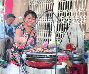 Tô bún thịt nướng vỉa hè giá mắc nhất, nhì Sài Gòn có gì người ta vui vẻ ăn? - ảnh 1