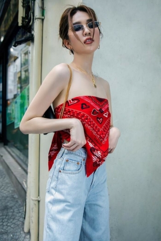 Sau khi oanh tạc street style Hàn Quốc, Âu Mỹ, kiểu buộc khăn này đã làm xiêu lòng nhiều mỹ nhân Việt, đơn cử như Ngọc Trinh…