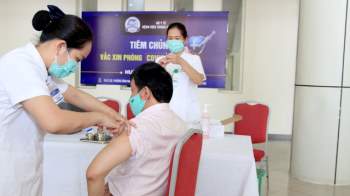Bệnh viện Trung ương Huế triển khai tiêm chủng 3.000 liều vaccine phòng Covid-19 - Ảnh 1.
