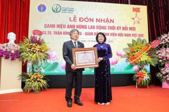 Giám đốc Bệnh viện Việt Đức nhận danh hiệu Anh hùng Lao động thời kỳ đổi mới - Ảnh 1.