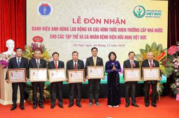 Giám đốc Bệnh viện Việt Đức nhận danh hiệu Anh hùng Lao động thời kỳ đổi mới - Ảnh 2.
