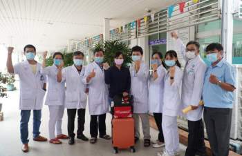 Hình ảnh 13 y bác sĩ tinh nhuệ của Bệnh viện Chợ Rây lên đường đến điểm nóng Bắc Giang - Ảnh 1.