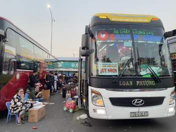 Giữa dịch Covid, người người rời Sài Gòn về quê ăn Tết sớm: Bến xe miền Đông chật kín - ảnh 8