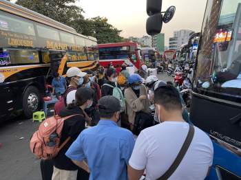Giữa dịch Covid, người người rời Sài Gòn về quê ăn Tết sớm: Bến xe miền Đông chật kín - ảnh 7