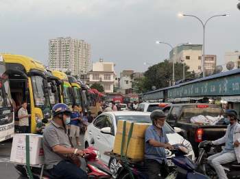 Giữa dịch Covid, người người rời Sài Gòn về quê ăn Tết sớm: Bến xe miền Đông chật kín - ảnh 10