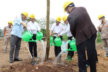 Ông Thiều Kim Quỳnh và các đại biểu tham dự trồng cây tại huyện Bình Xuyên, tỉnh Vĩnh Phúc