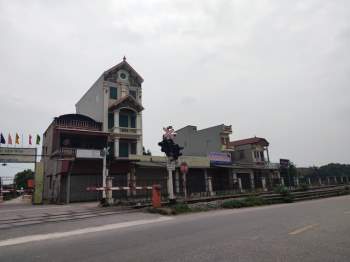 Khung cảnh vắng lặng, hàng quán cửa đóng then cài do ảnh hưởng COVID-19 tại Thường Tín, Hà Nội - Ảnh 4.