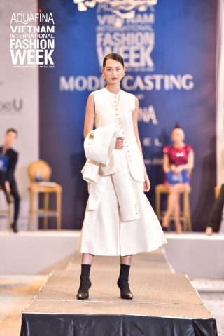 Đôi chân của Mâu Thủy chiếm chọn spotlight, lấn át cả quán quân Next Top Hương Ly tại buổi casting Tuần lễ thời trang Việt Nam 2020 - Ảnh 5.