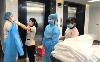 Hà Nội: Hai nhân viên khách sạn Mường Thanh trở thành F1 vì đổi tiền, nghe hộ điện thoại 10 giây bệnh nhân COVID-19 - Ảnh 1.