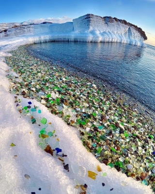 Độc đáo bãi biển thủy tinh nổi tiếng ở Nga