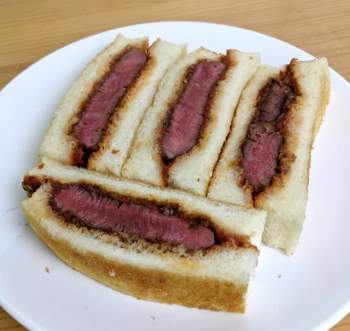 Cận cảnh chiếc bánh sandwich nhỏ xíu đắt đỏ nhất Tokyo