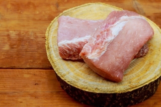 Ăn thịt lợn chưa được nấu chín, chàng trai Thái Lan 18 tuổi bị sán dây ký sinh trắng xóa khắp người - Ảnh 2.