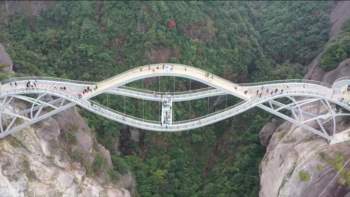 Cây cầu hai tầng ngắm cảnh ngoạn mục ở Trung Quốc