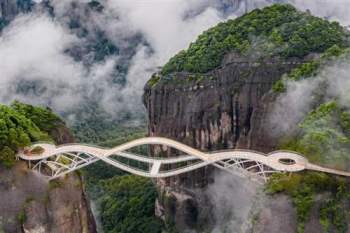 Cây cầu hai tầng ngắm cảnh ngoạn mục ở Trung Quốc
