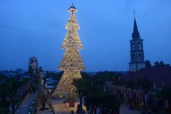 Cây thông Noel làm từ 2340 chiếc nón lá, cao 35 mét ở Biên Hòa - ảnh 1
