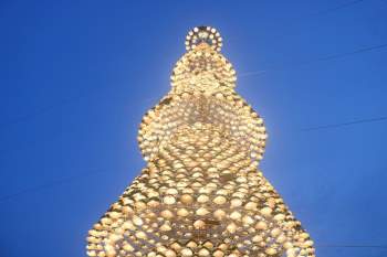 Cây thông Noel làm từ 2340 chiếc nón lá, cao 35 mét ở Biên Hòa - ảnh 2