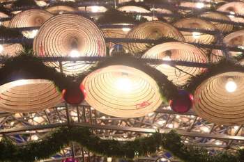 Cây thông Noel làm từ 2340 chiếc nón lá, cao 35 mét ở Biên Hòa - ảnh 3