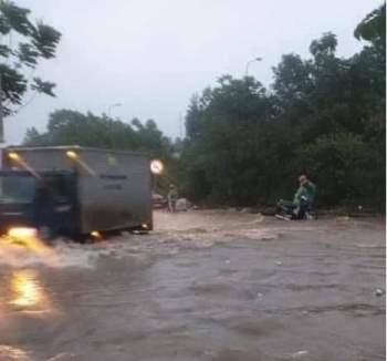 Do mưa lớn khiến một số tuyến đường của Thủ đô Hà Nội ngập úng nghiêm trọng. - Ảnh 2.