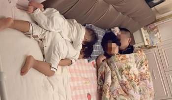 Cả nhà ngủ chung trên 1 chiếc giường trông rất hạnh phúc nhưng nhìn tư thế ngủ của 2 đứa trẻ ai cũng trách bố mẹ quá hớ hênh - Ảnh 2.