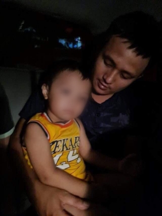 Thời điểm bắt giữ kẻ bắt cóc bé trai 2 tuổi: Nữ nghi phạm không kịp phản ứng, chỉ ôm chăn chịu trói - Ảnh 2.