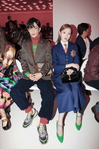 Lee Sung Kyung và Tiêu Chiến là hai diễn viên Châu Á hiếm hoi có mặt trên hàng ghế VIP của show Gucci, sắc vóc cao ráo 1m75 cùng thần thái của cô đã khiến cho set đồ cá tính cô mặc trông đẹp hơn bao giờ hết