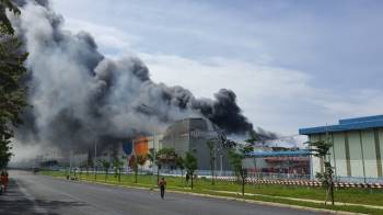 Đang cháy cực lớn trong khu công nghiệp Hiệp Phước - 1
