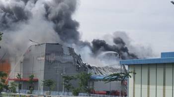 Đang cháy cực lớn trong khu công nghiệp Hiệp Phước - 2