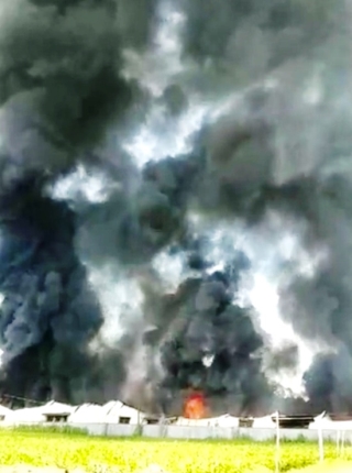 Cháy lớn tại kho sản xuất mui nệm ở Quảng Ngãi