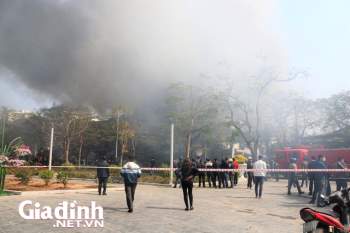 Hải Phòng: Cháy lớn, thiêu rụi 1 bar - karaoke trên đường Trần Phú - Ảnh 2.
