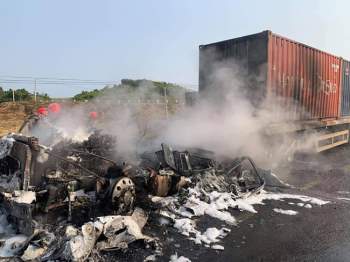 T*i n*n giao thông tại tỉnh Gia Lai làm xe đầu kéo cháy rụi - Ảnh 2.
