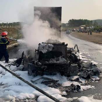 T*i n*n giao thông tại tỉnh Gia Lai làm xe đầu kéo cháy rụi - Ảnh 1.