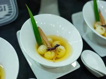 Gợi ý bạn cách nấu món canh thơm ngon từ nhân sâm và hạt sen - Sâm Yến Linh Chi