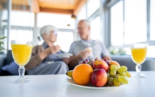 Chế độ ăn giàu vitamin C tốt cho hệ cơ xương của người lớn tuổi. Ảnh: Home Care Assistant