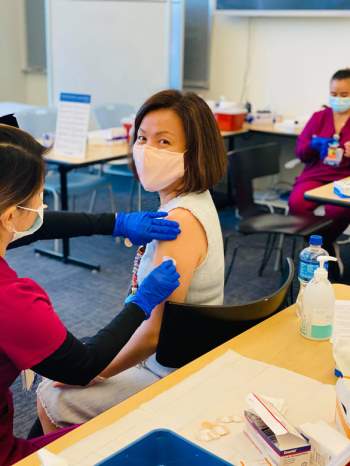 Nhân viên y tế người Việt ở Mỹ tin tưởng về hiệu quả của vắc xin COVID-19 - Ảnh 1.