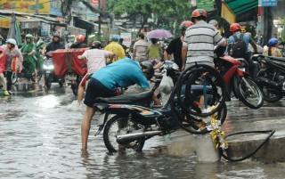Người Sài Gòn bất lực đứng nhìn xe máy lật ngang, trôi bồng bềnh trên đường ngập nặng - Ảnh 3.
