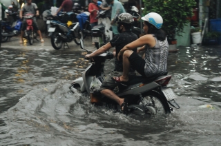 Người Sài Gòn bất lực đứng nhìn xe máy lật ngang, trôi bồng bềnh trên đường ngập nặng - Ảnh 10.