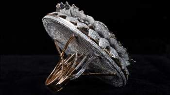 Chiếc nhẫn 12.638 viên kim cương lấp lánh lập kỷ lục Guinness