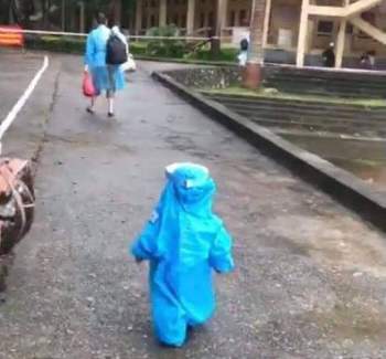 Cư dân mạng quan tâm: Xúc động chàng trai tặng áo mưa cho người lạ - ảnh 1