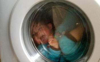 Thấy con biến mất một cách bí ẩn, cha mẹ bé trai vội đi tìm rồi kinh hoàng khi thấy con nằm im trong máy giặt đang hoạt động - Ảnh 1.