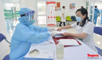 Chính thức tiêm những mũi vắc xin COVID-19 của AstraZeneca tại Việt Nam - Ảnh 11.