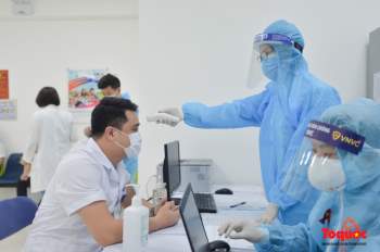Chính thức tiêm những mũi vắc xin COVID-19 của AstraZeneca tại Việt Nam - Ảnh 10.