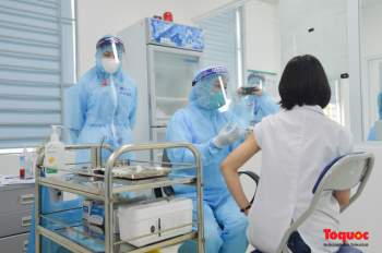 Chính thức tiêm những mũi vắc xin COVID-19 của AstraZeneca tại Việt Nam - Ảnh 15.