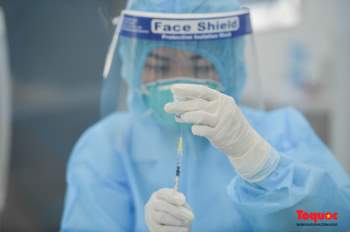 Chính thức tiêm những mũi vắc xin COVID-19 của AstraZeneca tại Việt Nam - Ảnh 17.